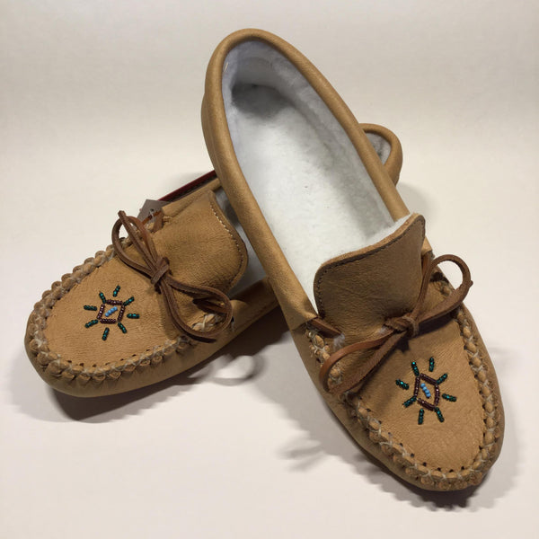#B442. Mocassin femme, 100% cuir d’orignal, perlé à la main (Livraison incluse dans le prix)