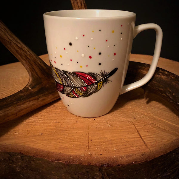 Tasse à café / thé en porcelaine peinte à la main. «PLUME» aux couleurs de la roue de médecine. +Inclus beau sous verre tranche de bûchette en bois.