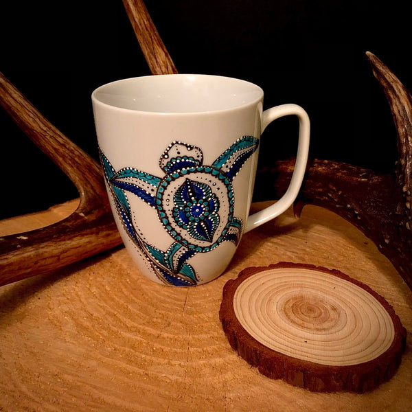 Tasse à café / thé en porcelaine peinte à la main. «TORTUE».+Inclus beau sous verre tranche de bûchette en bois.