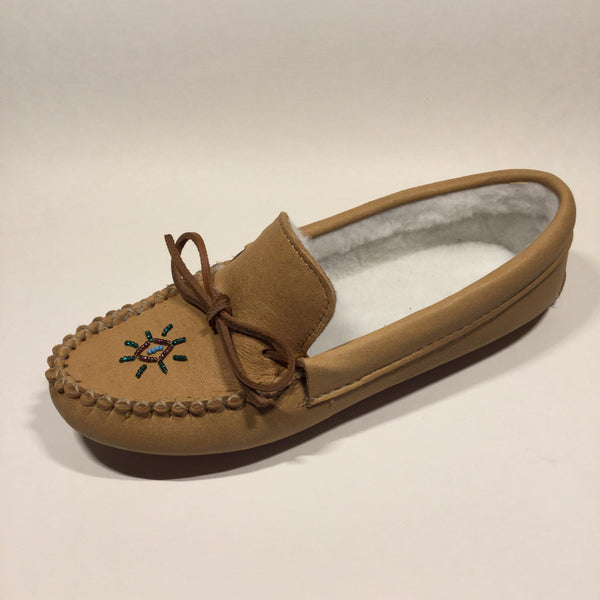 #B442. Mocassin femme, 100% cuir d’orignal, perlé à la main (Livraison incluse dans le prix)