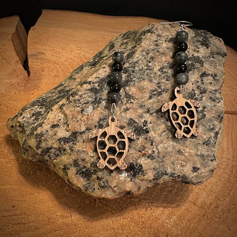 Boucles d'oreilles 'Yändia’wich' #2. Tortue en bois clair coupé au laser et perles pierres véritables. (LIVRAISON INCLUSE)