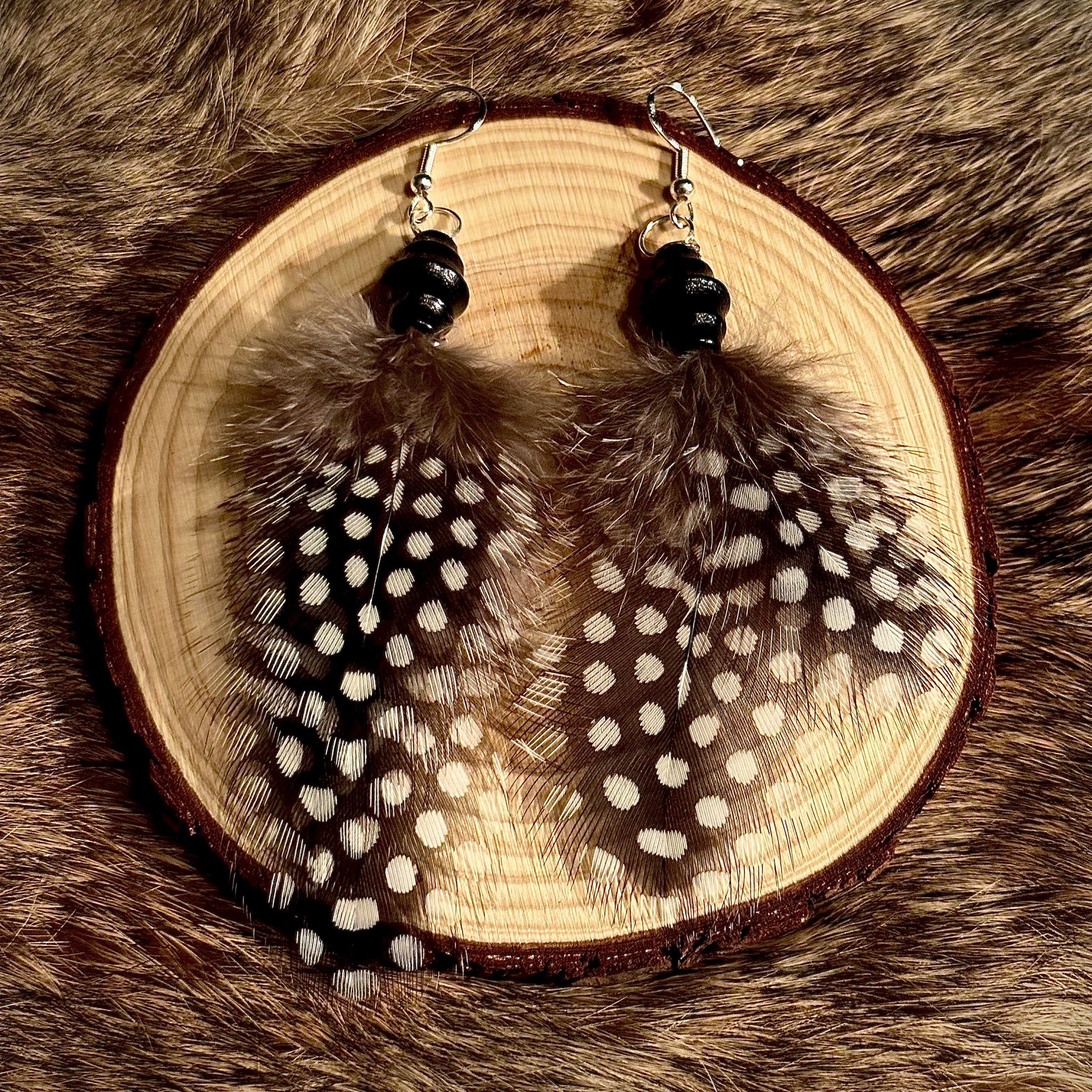Boucles d'oreilles 'La Pintade'. Perles de bois et plumes naturelles de Pintade. (LIVRAISON INCLUSE)