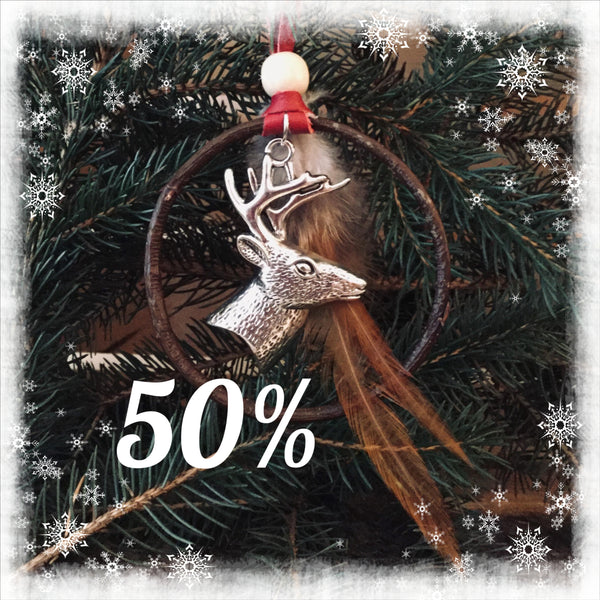 Gros ornement en bois d’aulne 3’’. Breloque cerf argent de qualité, cordon de cuir d’orignal teint rouge, plumes naturelles de coq. LIVRAISON INCLUSE!