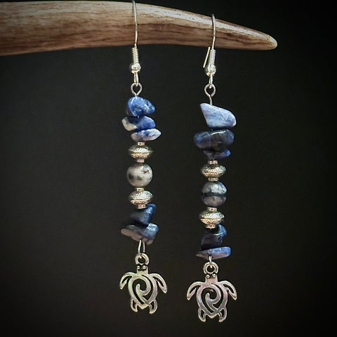 Boucles d'oreilles «Yändia’wich/ Tortue #3». Perles de verres véritables et éclats de pierres semies précieuses Sodalites. (LIVRAISON INCLUSE DANS LE PRIX)