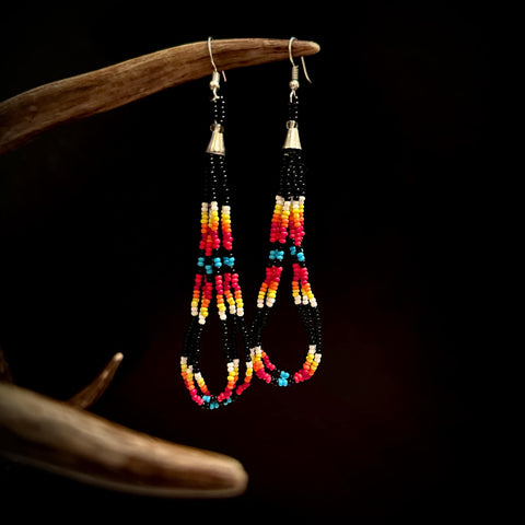 *Boucles d'oreilles perlées 'FEU'. Très longues. (LIVRAISON INCLUSE)*Aussi offertes en ensemble avec collier*