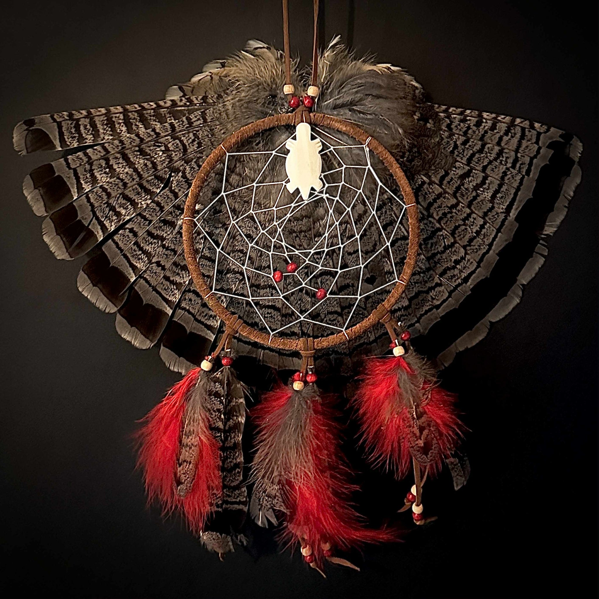 *UNIQUE CRÉATION DE LA LOUVE! Capteur de rêve traditionnel Wendat, «ohkwesen’» (perdrix) avec queue de perdrix complète.