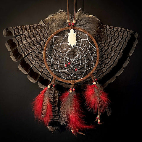 *UNIQUE CRÉATION DE LA LOUVE! Capteur de rêve traditionnel Wendat, «ohkwesen’» (perdrix) avec queue de perdrix complète.