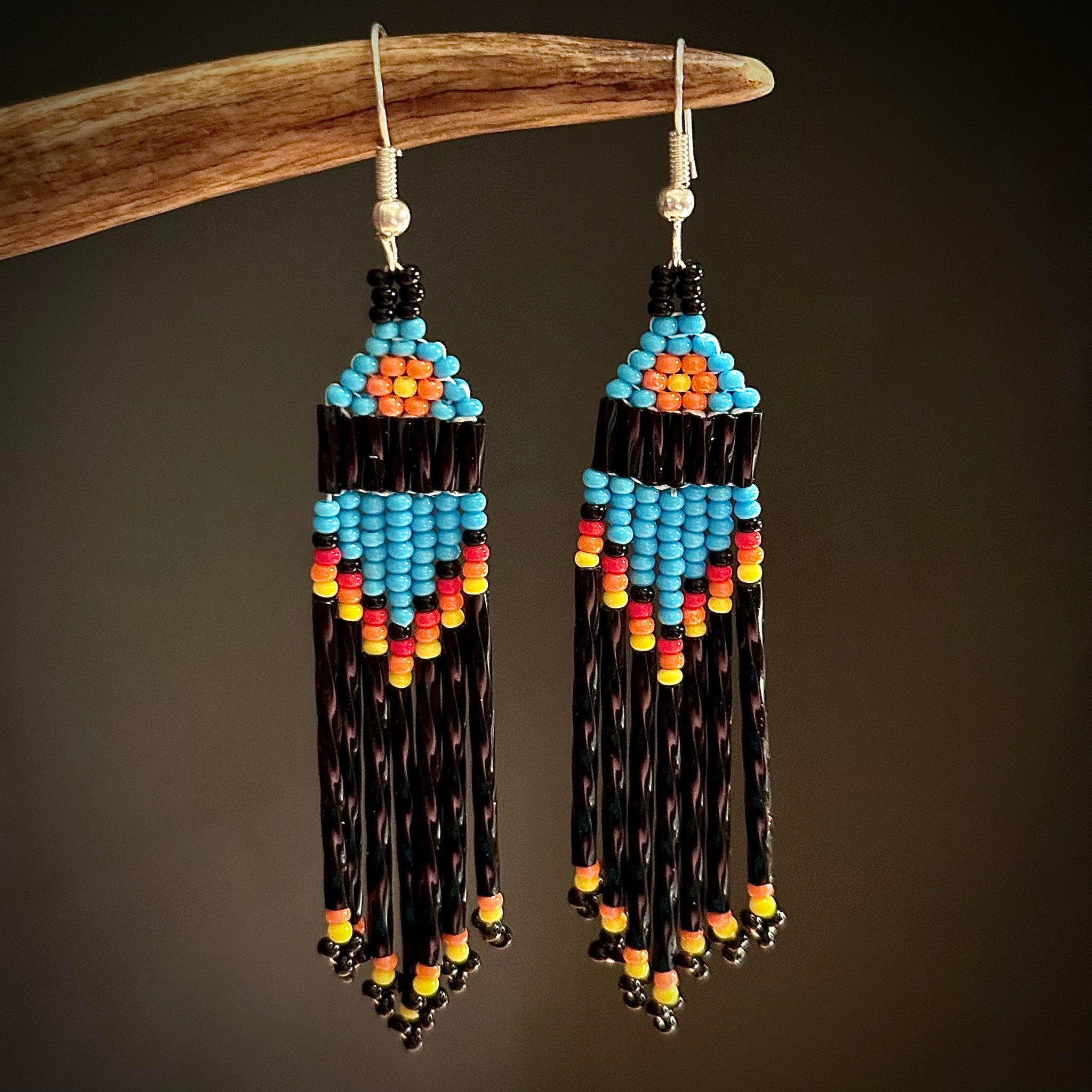 (4) Boucles d'oreilles. Perlage traditionnel. (9 cm de long). (Hypoallergénique). (LIVRAISON INCLUSE DANS LE PRIX). **CLIQUEZ POUR VOIR LES DIFFÉRENTES NUANCES**