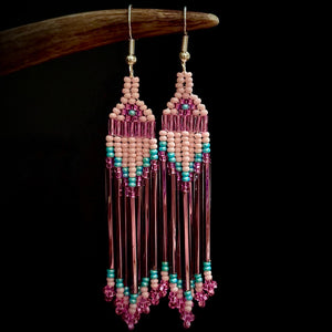 (3) Boucles d'oreilles. Perlage traditionnel. (9 cm de long). (Hypoallergénique). (LIVRAISON INCLUSE DANS LE PRIX).