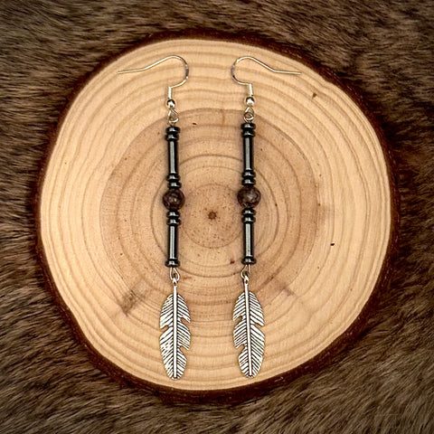 Boucles d'oreilles «Grandes plumes». Pierres semies précieuses véritables d'Hématite (Voir les propriétés). (LIVRAISON INCLUSE DANS LE PRIX)