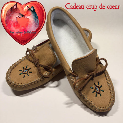 #B442. Mocassin femme, 100% cuir d’orignal, perlé à la main (Livraison incluse dans le prix)