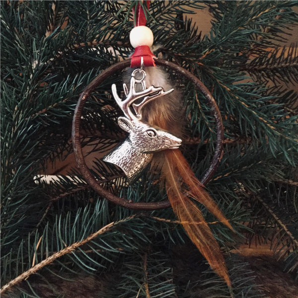 Gros ornement en bois d’aulne 3’’. Breloque cerf argent de qualité, cordon de cuir d’orignal teint rouge, plumes naturelles de coq. LIVRAISON INCLUSE!