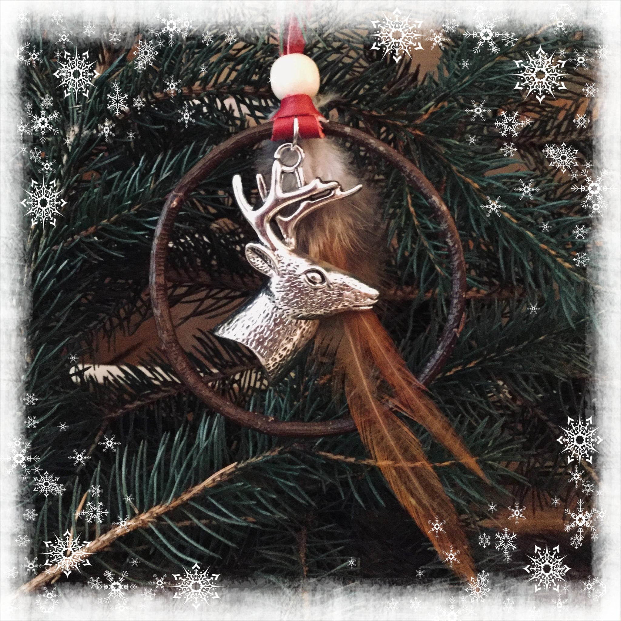 Gros ornement en bois d’aulne 3’’. Breloque cerf argent de qualité, cordon de cuir d’orignal teint rouge, plumes naturelles de coq. LIVRAISON INCLUSE!