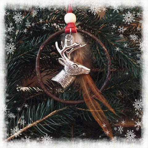 Gros ornement en bois d’aulne 3’’. Breloque cerf argent de qualité, cordon de cuir d’orignal teint rouge, plumes naturelles de coq. LIVRAISON INCLUSE!