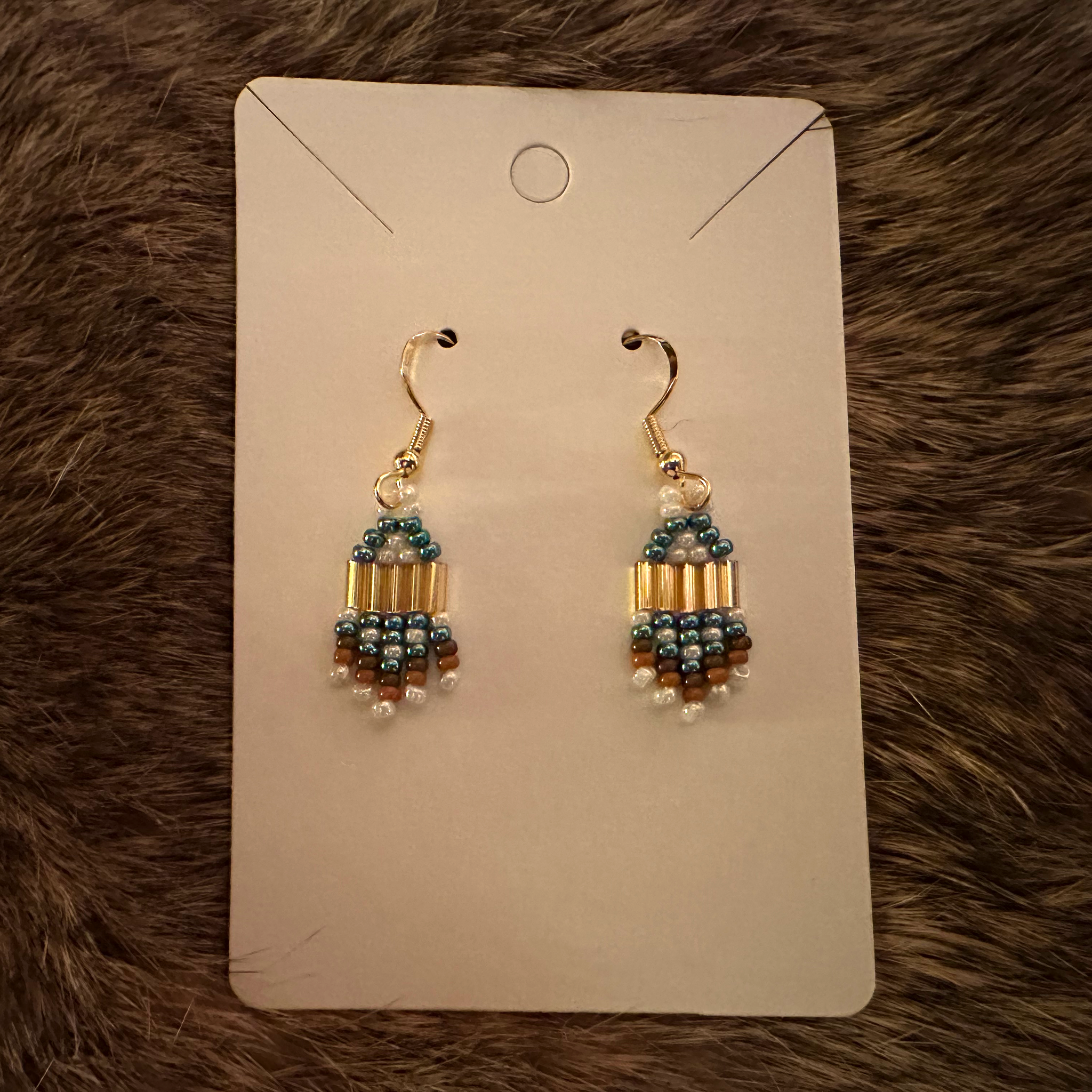 *WOW! Petites boucles d'oreilles 'La discrète #1. Perlage traditionnel. Chacune est unique! CLIQUEZ SUR LA PHOTO PLUS DE 14 COULEURS DIFFÉRENTES. (LIVRAISON INCLUSE)