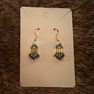 *WOW! Petites boucles d'oreilles 'La discrète #1. Perlage traditionnel. Chacune est unique! CLIQUEZ SUR LA PHOTO PLUS DE 14 COULEURS DIFFÉRENTES. (LIVRAISON INCLUSE)