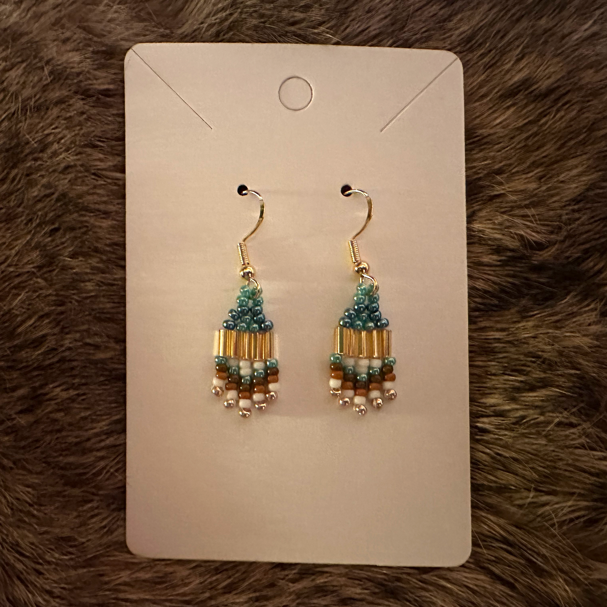 *WOW! Petites boucles d'oreilles 'La discrète #1. Perlage traditionnel. Chacune est unique! CLIQUEZ SUR LA PHOTO PLUS DE 14 COULEURS DIFFÉRENTES. (LIVRAISON INCLUSE)