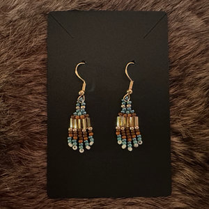 *WOW! Petites boucles d'oreilles 'La discrète #1. Perlage traditionnel. Chacune est unique! CLIQUEZ SUR LA PHOTO PLUS DE 14 COULEURS DIFFÉRENTES. (LIVRAISON INCLUSE)