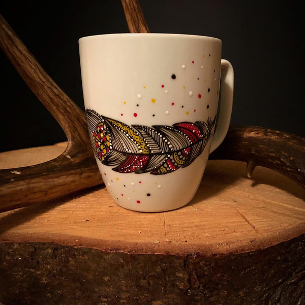 Tasse à café / thé en porcelaine peinte à la main. «PLUME» aux couleurs de la roue de médecine. +Inclus beau sous verre tranche de bûchette en bois.