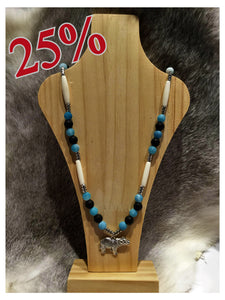 Collier 13''«yänionyen’». Pendentif ours, Perles os de cervidé. Perles naturelles en agate bleu.(LIVRAISON INCLUSE DANS LE PRIX)