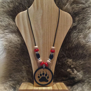 Collier à pendentif en bois avec motif patte d’ours. Perles de bois, cordon 100% cuir. 12'' de long. (LIVRAISON INCLUSE DANS LE PRIX)