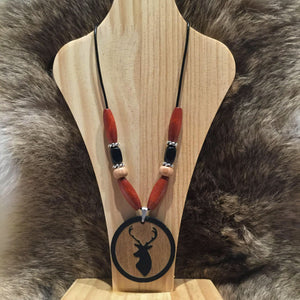 Collier à pendentif en bois avec motif  buste de cerf. Perles de bois, cordon 100% cuir. 12'' de long. (LIVRAISON INCLUSE DANS LE PRIX)