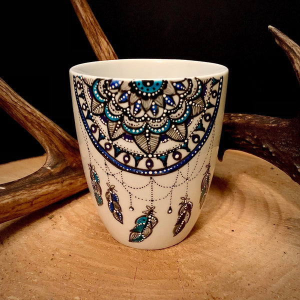 Tasse à café / thé en porcelaine peinte à la main. «CAPTEUR DE RÊVES». +Inclus beau sous verre tranche de bûchette en bois.