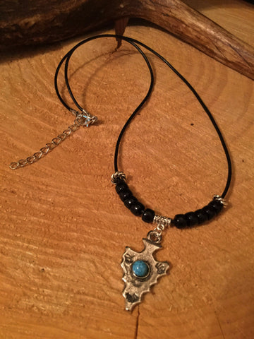 Collier ajustable, cordon de cuir, pointe de flèche avec pierre de Turquoise. (LIVRAISON INCLUSE DANS LE PRIX)