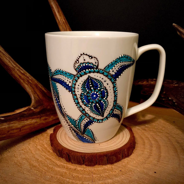 Tasse à café / thé en porcelaine peinte à la main. «TORTUE».+Inclus beau sous verre tranche de bûchette en bois.