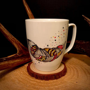 Tasse à café / thé en porcelaine peinte à la main. «PLUME» aux couleurs de la roue de médecine. +Inclus beau sous verre tranche de bûchette en bois.