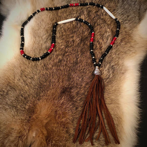 Long collier . Perles et cuir #2. Longueur 21 1/2''.(LIVRAISON INCLUSE)