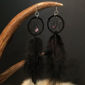 Boucles d'oreilles 'capteur de rêves'. (Noir) Plumes naturelles.(LIVRAISON INCLUSE DANS LE PRIX)