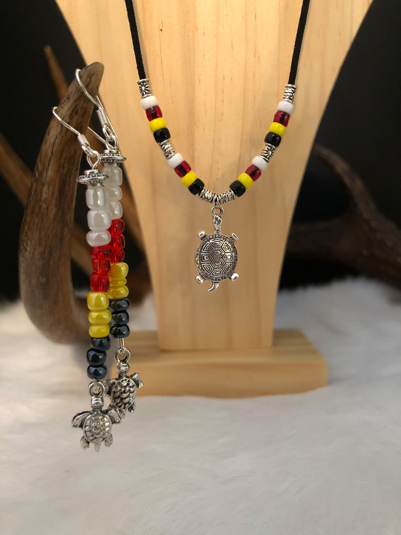 L'Ensemble boucles d'oreilles + collier OU collier seul«Cercle de vie» aux couleurs de la roue de médecine amérindienne.(LIVRAISON INCLUSE)