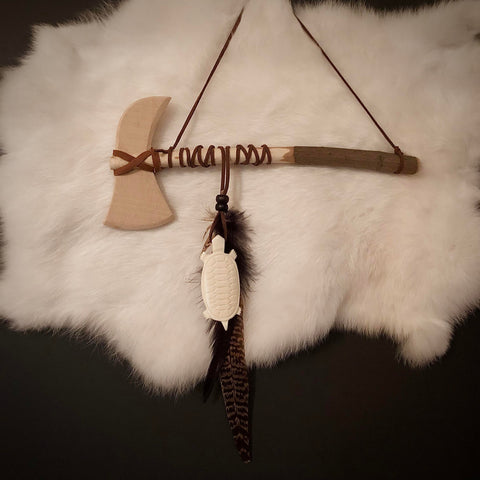 Tomahawk en bois décoratif. Tortue en os de chevreuil et plume naturelle de queue de Faisan